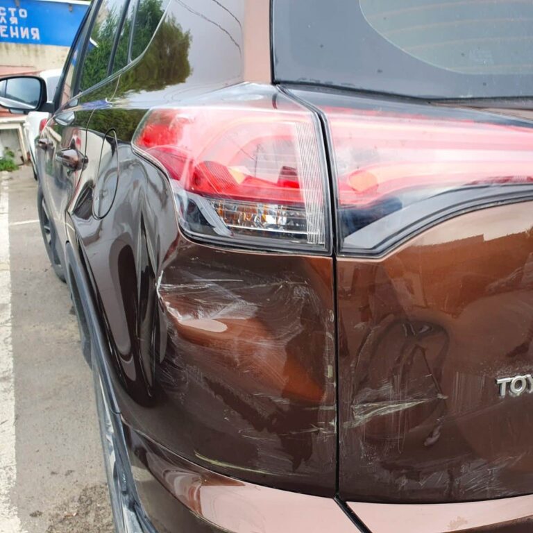 Toyota RAV4: добились справедливой выплаты от страховой компании вид слева